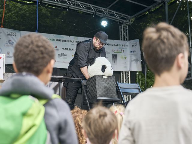 Fred Funke mit einem Plüschpanda bei einem Auftritt in Essen-Bredeney