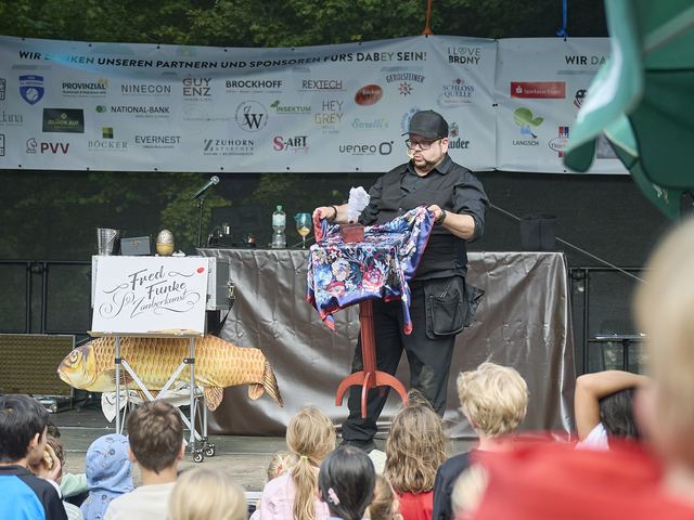 Fred Funke mit einem Tuch auf der Bühne in Essen-Bredeney