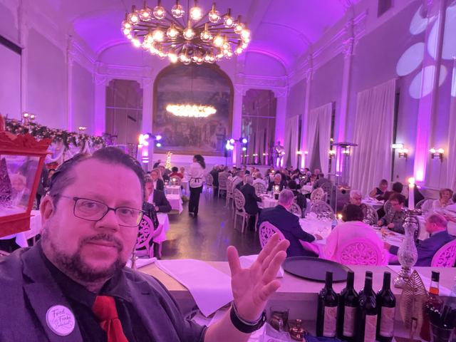 Fred Funke in einem festlich beleuchteten Saal, hinter ihm die Gäste an ihren Tischen