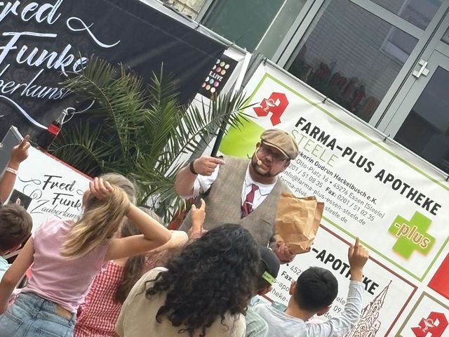 Fred Funke mitten zwischen tanzenden Kindern bei einem Kinderfest