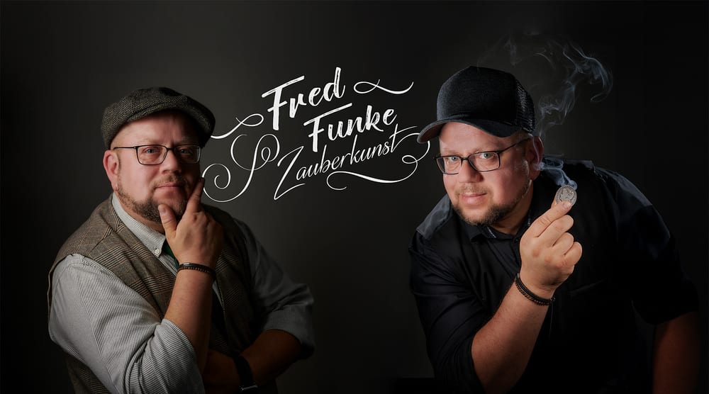 Fred Funke in zwei Rollen: nachdenklich mit Schiebermütze und mit einer Münze zwischen den Fingern