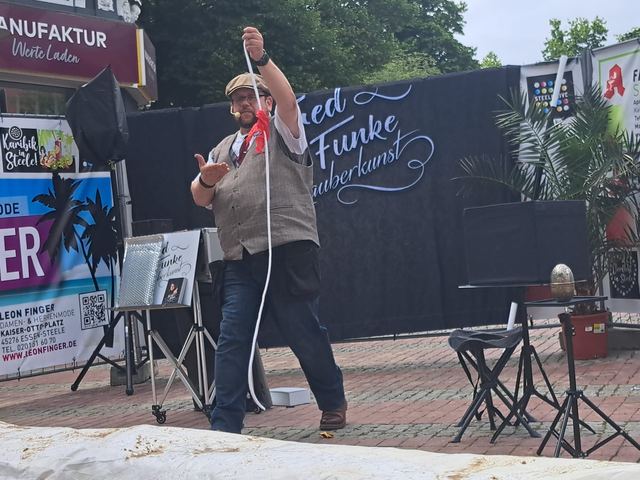 Fred Funke mit einem Seil bei einem Auftritt unter freiem Himmel
