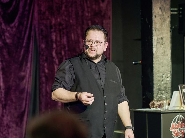 Fred Funke im Scheinwerferlicht bei der Show „Fred Funke & Freunde“