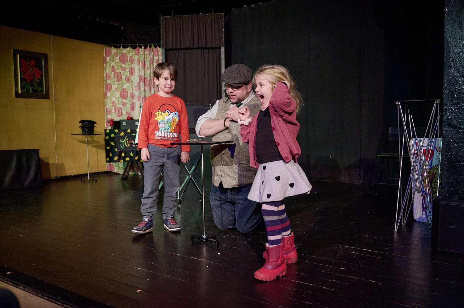 Fred Funke zaubert mit Kindern auf der Bühne